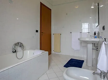 לינה וארוחת בוקר Area Domus 2*