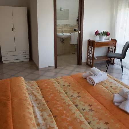 לינה וארוחת בוקר Area Domus 2*